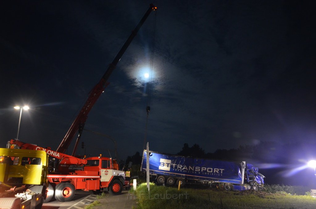 VU LKW umgestuerzt Feldkassel Industriestr Robert Boschstr P259.JPG